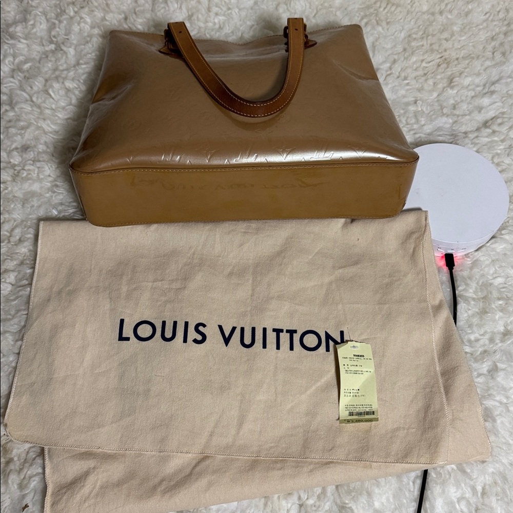 Louis Vuitton Tan Patent Leather Tote. Like new with the COA - Picture 3 of 13